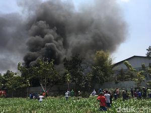 Pabrik Minuman Kemasan di Mojokerto Terbakar, Terdengar Suara Ledakan
