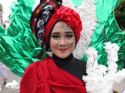 Cantiknya Gadis Gayo dengan Kostum Daur Ulang dan Daun Kopi