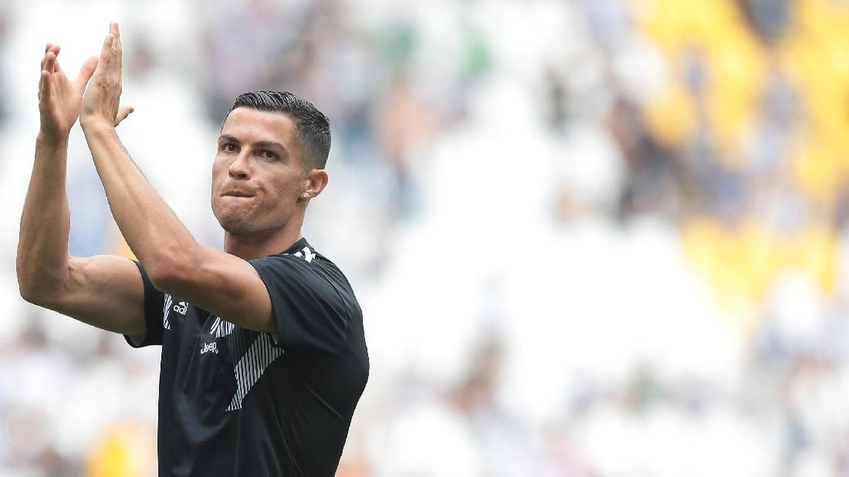 Cristiano Ronaldo memuji gol Mohamed Salah. (Foto: Emilio Andreoli/Getty Images)