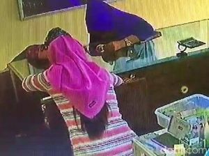 Aksi 2 Wanita Gendam Karyawan Toko Perhiasan Terekam CCTV Aksi 2 Wanita Gendam Karyawan Toko Perhiasan Terekam CCTV