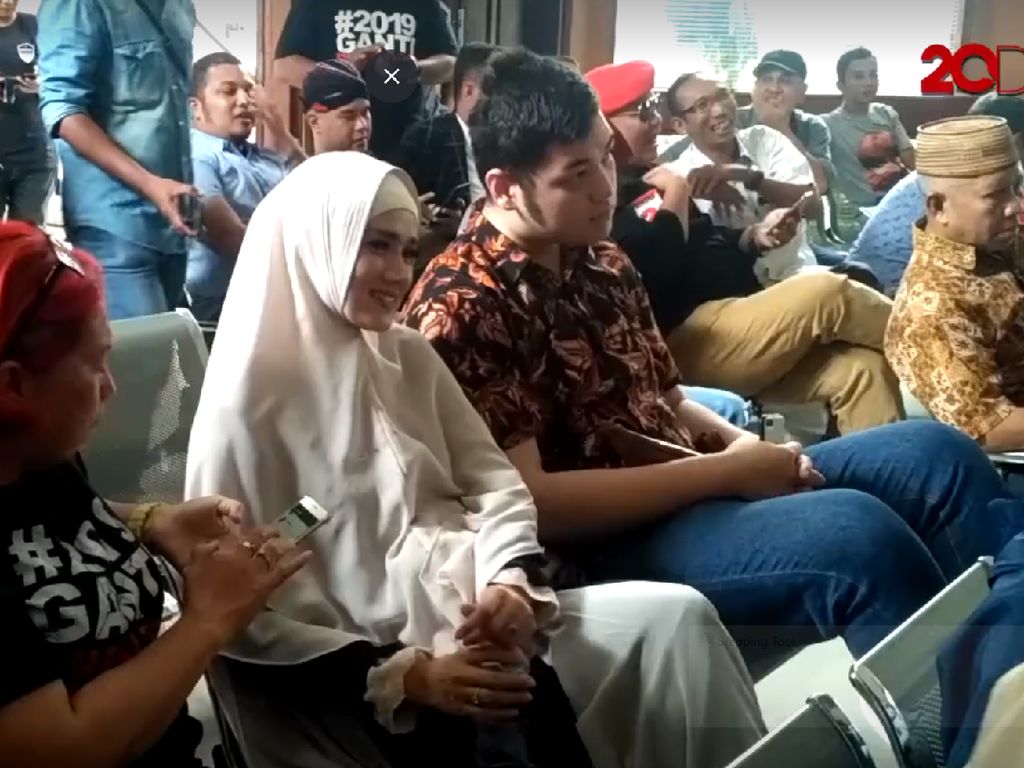 Pertama Kali! Mulan Jameela Temani Ahmad Dhani Sidang Pertama Kali! Mulan Jameela Temani Ahmad Dhani Sidang