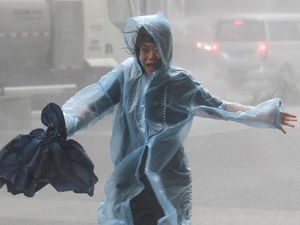 Usai Topan Kompasu Menerjang, Hong Kong Dilanda Hujan-Angin Kencang