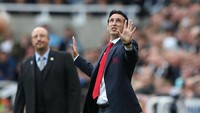Unai Emery tidak sedang menari. Ini adalah salah satu gesturnya ketika memimpin Arsenal memetik kemenangan 2-1 atas Newcastle United di St. James Park. (Foto: Scott Heppell/REUTERS)