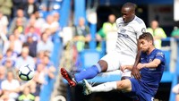 Tak setim, namun Sol Bamba (Cardiff) dan Jorginho (Chelsea) bergerak serasi. Ini adalah momen ketika Bamba mencetak gol, yang sempat membuat timnya unggul. Chelsea pada prosesnya membalas dengan empat gol sekaligus. (Foto: Dan Istitene/Getty Images)