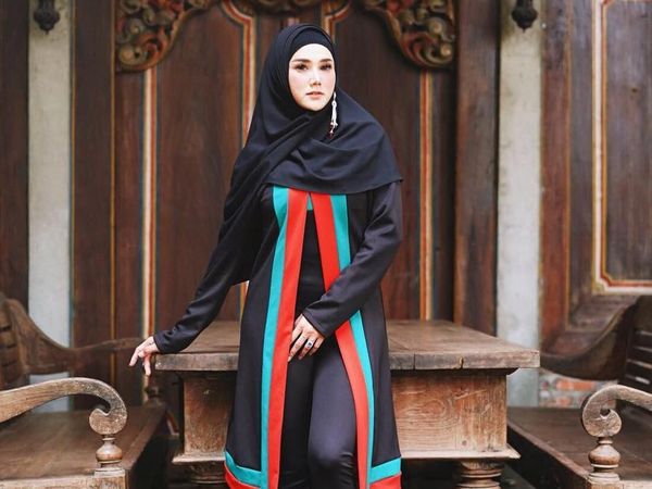 Setelah Baju Syari, Mulan Jameela Pamer Gaya Hijab Beranting Satu