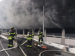 Parkiran Dekat Mal di New York Kebakaran, Asap Tebal Penuhi Udara Parkiran Dekat Mal di New York Kebakaran, Asap Tebal Penuhi Udara