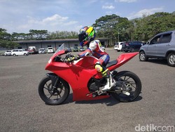 Bocah 10 Tahun Sudah Berani Kebut-kebutan di Sirkuit