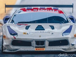 Renaldi Hutasoit Finish Terdepan di Ferrari Challenge Singapura