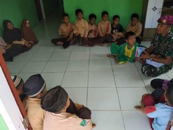 Marinir Mengajar Anak-anak TKI di Sekolah Tapal Batas Sebatik