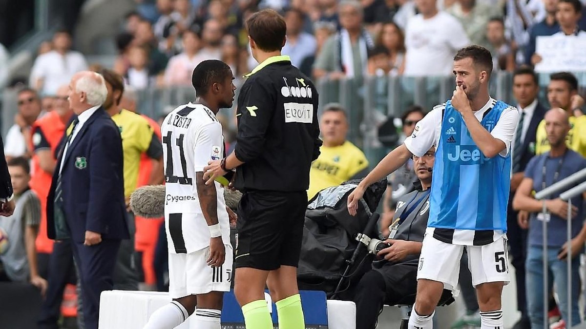 Douglas Costa dikartu merah karena meludahi pemain Sassuolo (REUTERS/Massimo Pinca)