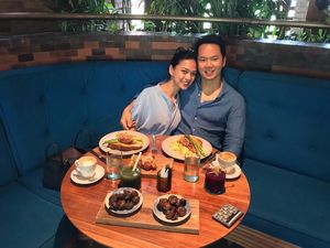 Romantis! Ini Mesty Ariotedjo dan Suami yang Hobi Makan Bareng