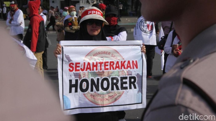 Sejumlah guru honorer menggelar unjuk rasa di depan Istana Merdeka, Jakarta. Para guru menuntut dihapuskannya Permenpan No. 36 Tahun 2018.