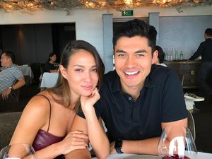Tampannya Henry Golding Crazy Rich Asians, Saat Makan Chilli Crab Tampannya Henry Golding Crazy Rich Asians, Saat Makan Chilli Crab