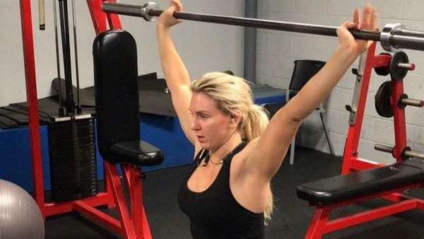 Kekarnya Pegulat Cantik Charlotte Flair Saat Tampil di Arena WWE