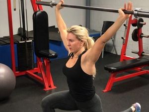 Kekarnya Pegulat Cantik Charlotte Flair Saat Tampil di Arena WWE