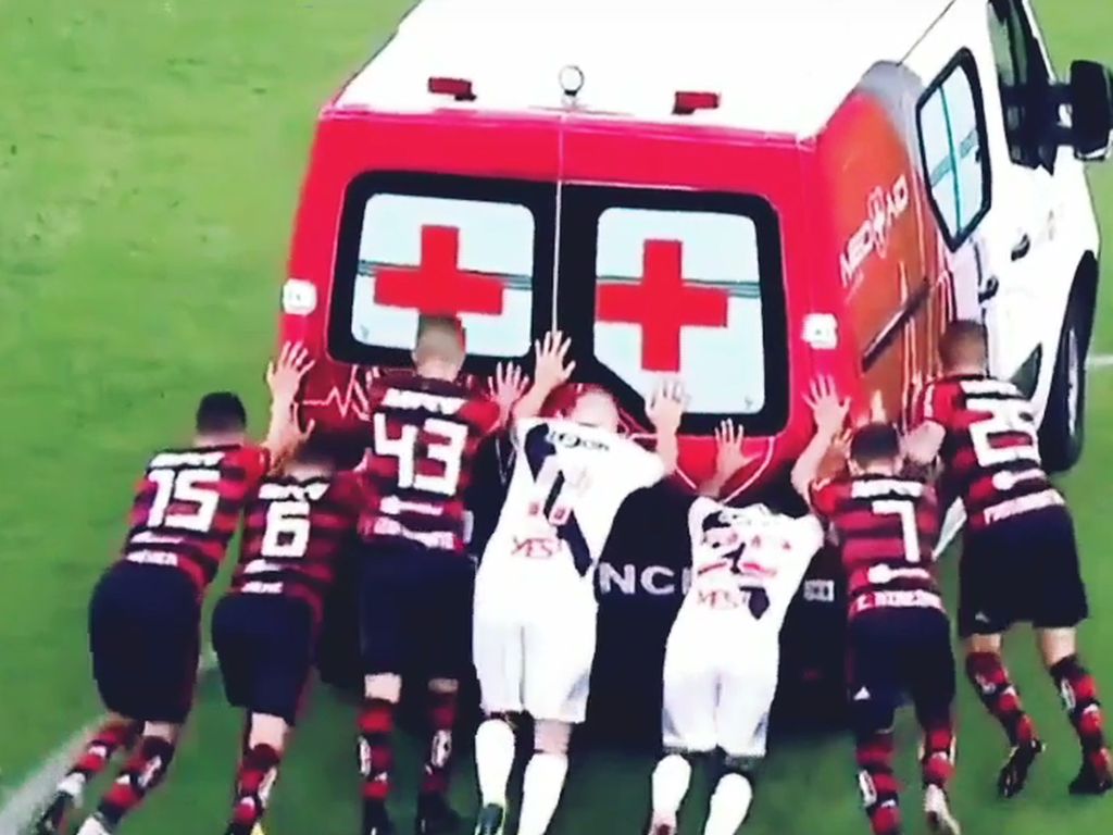Kompak, Pemain Dua Klub Ini Dorong Ambulance yang Mogok di Lapangan Kompak, Pemain Dua Klub Ini Dorong Ambulance yang Mogok di Lapangan