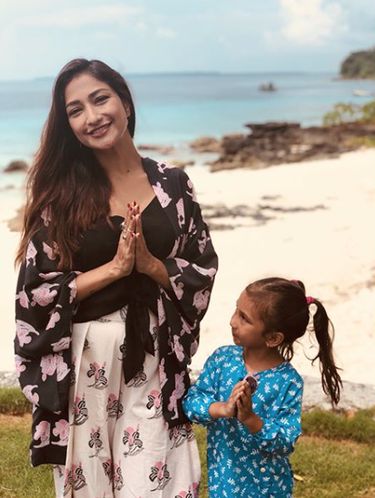 Rahma Azhari dan putrinya