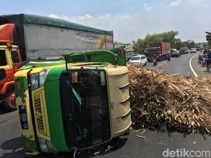 Truk Muat Tebu Terguling Setelah Ditabrak Bus di Bypass Mojokerto