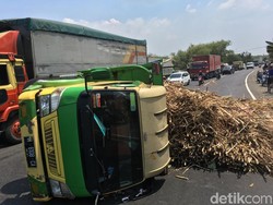 Truk Muat Tebu Terguling Setelah Ditabrak Bus di Bypass Mojokerto