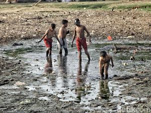 Empang Kering Jadi Lahan Bermain Anak-anak di Utara Jakarta