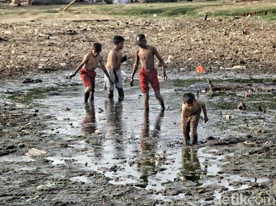 Empang Kering Jadi Lahan Bermain Anak-anak di Utara Jakarta