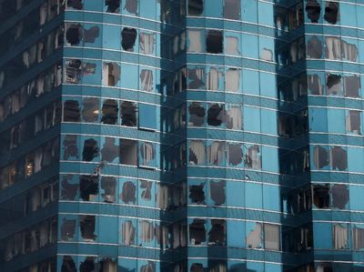 Diterjang Topan Mangkhut, Gedung Ini Bolong-bolong