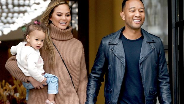Cerita Chrissy Teigen Tak Sadar Mengalami Depresi Pasca Melahirkan