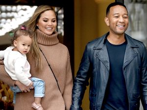 Chrissy Teigen dan John Legend Bersaing Bikin Mac and Cheese