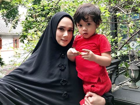 Mulan Jameela bersama putranya, Ahmad Syailendra Aerlangga/ 