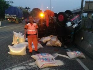 Pikap Bermuatan Beras Terbalik di Tol Jatiwaringin, Lalin Padat