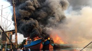 Potret 13 Jam Kebakaran Kapal-kapal di Pekalongan