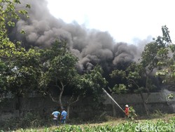 Pabrik Minuman Terbakar Hebat, Karyawan Kocar-kacir