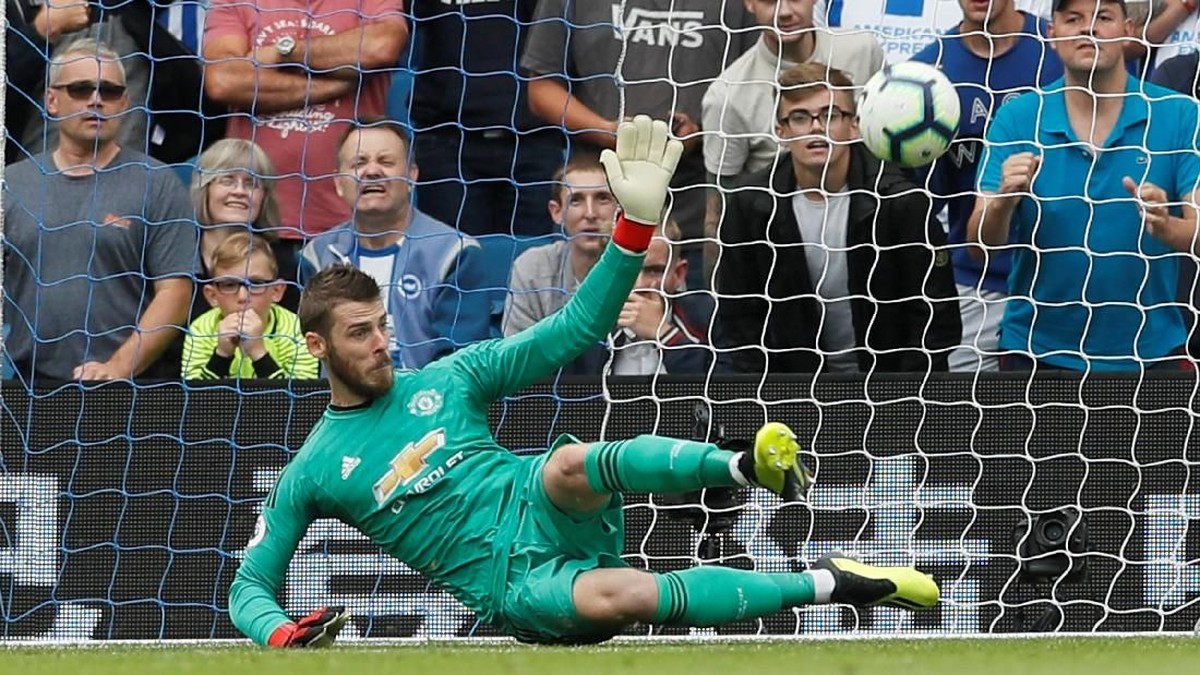 David De Gea hebat, tapi lini belakang Manchester United tak bisa banyak membantunya (REUTERS/David Klein)