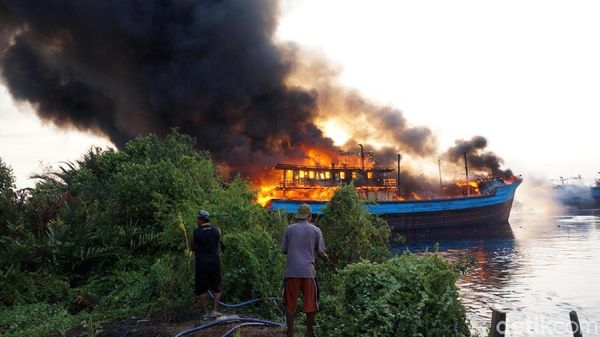 Asap Membubung Tinggi dari Kapal Terbakar di Pekalongan