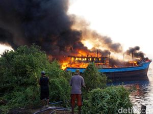 Asap Membubung Tinggi dari Kapal Terbakar di Pekalongan