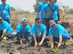 Pegiat Lingkungan Gelar Aksi Tanam Mangrove di Pesisir Tangerang Pegiat Lingkungan Gelar Aksi Tanam Mangrove di Pesisir Tangerang