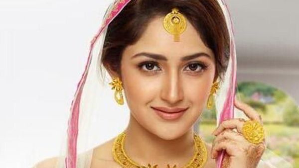Jalan-jalannya Artis Bollywood Cantik, Sayesha Saigal
