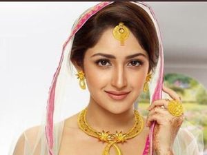 Jalan-jalannya Artis Bollywood Cantik, Sayesha Saigal