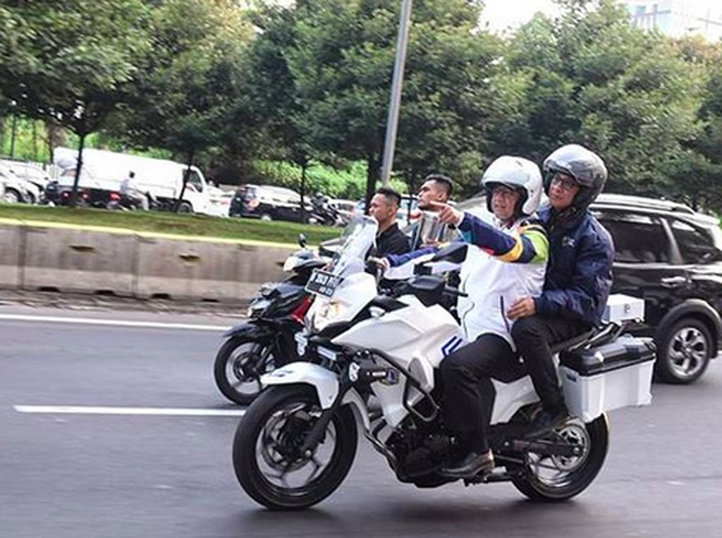 Anies Baswedan Naik Moge Cek Kabel Semrawut di Jakarta Anies Baswedan Naik Moge Cek Kabel Semrawut di Jakarta