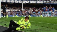 Ibu-Ibu ini bukan sedang bersantai di lapangan, melainkan memantau penonton yang memang jadi tugasnya sebagai steward. (Foto: Stu Forster/Getty Images)