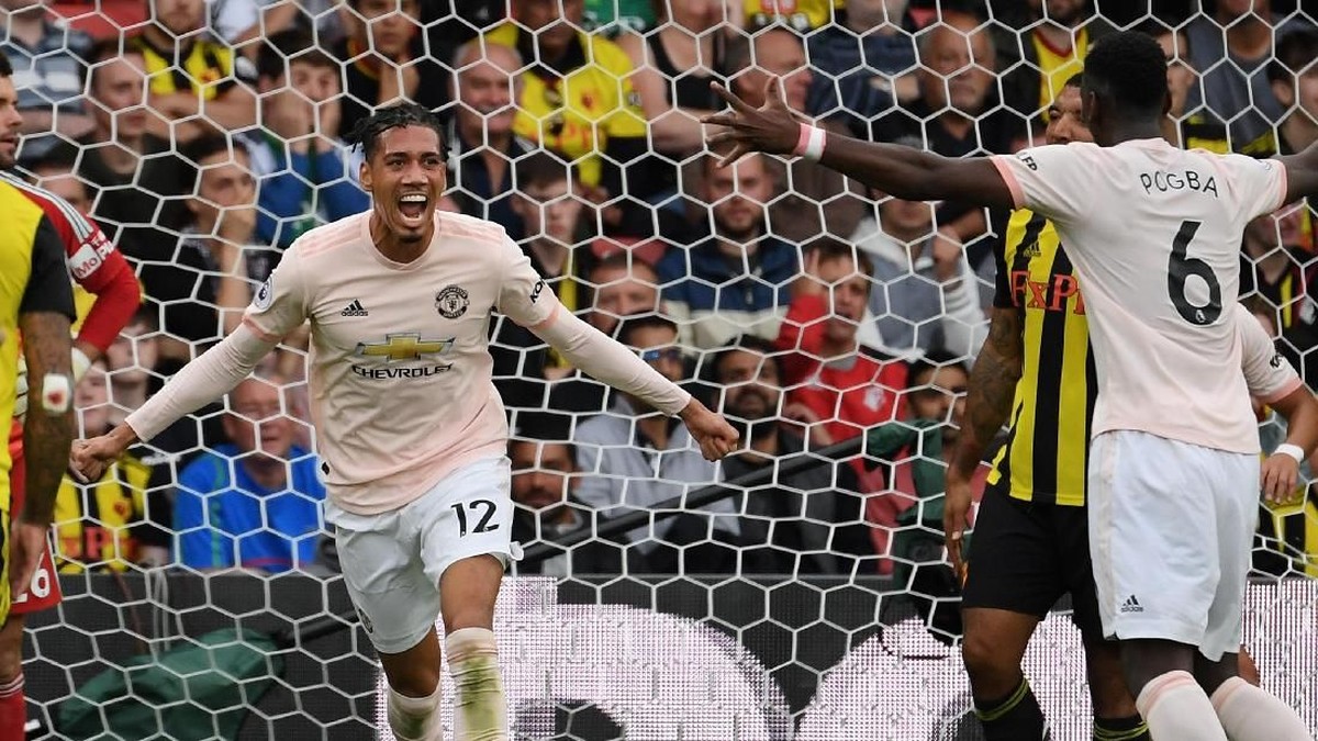 Chris Smalling (kiri) teken kontrak baru di Manchester United. (Foto: Ross Kinnaird/Getty Images)