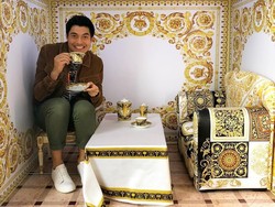 Gaya Kece Henry Golding Saat Makan hingga Pose Seksi DJ Dinar Candy