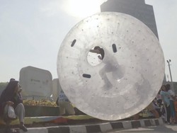 Wow, Bola Raksasa Menghantam Bundaran HI