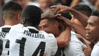 Para pemain Juventus ikut mendekat ke arah Ronaldo. Mereka semua mengerumuni Ronaldo yang akhirnya bisa mencetak gol perdana untuk Juve. (Foto: Emilio Andreoli/Getty Images)