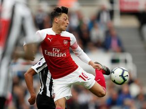 Oezil Enggan Dibanding-bandingkan dengan Bergkamp