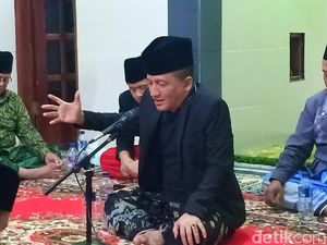 Sekelumit Cerita Karomah Gus Miek Saat Dakwah di Dunia Remang-remang Sekelumit Cerita Karomah Gus Miek Saat Dakwah di Dunia Remang-remang