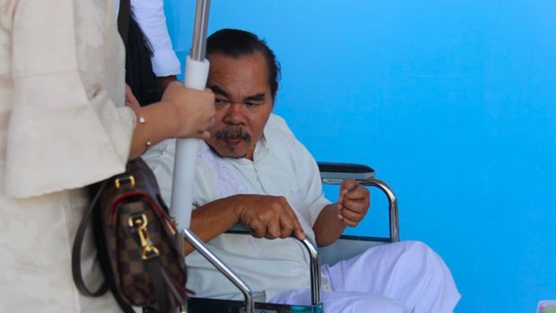 Mat Solar saat menghadiri wisuda putranya