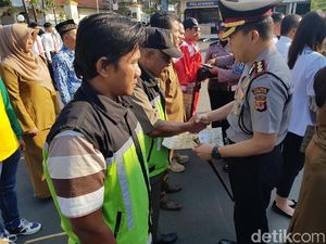 Warga yang Bantu Kecelakaan Bus di Sukabumi Diberi Penghargaan Warga yang Bantu Kecelakaan Bus di Sukabumi Diberi Penghargaan