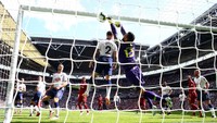 Liverpool menang 2-1 atas Tottenham Hotspur di Wembley, salah satunya berkat gol Georginio Wijnaldum ini. Bola sempat ditepis keluar oleh Michel Vorm, tapi teknologi garis gawang memastikan sundulan Wijnaldum sudah masuk gawang sepenuhnya. (Foto: Clive Rose/Getty Images)
