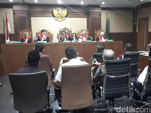 Saksi Sidang Zumi Zola: F-PDIP Bujuk Tak Kembalikan Uang Ketok Palu Saksi Sidang Zumi Zola: F-PDIP Bujuk Tak Kembalikan Uang Ketok Palu